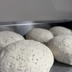 pan artesanal con oregáno (blanco molde)