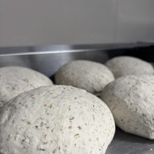 pan artesanal con oregáno (blanco molde)