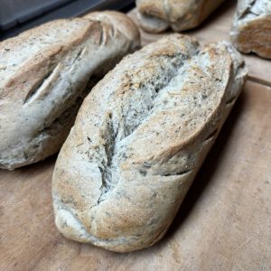 copia de pan artesanal con oregáno (blanco molde)